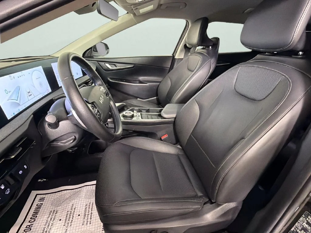 Used 2024 Black Kia Wind image 18