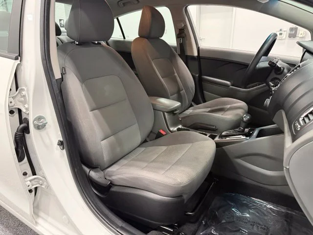Used 2017 White Kia LX image 27