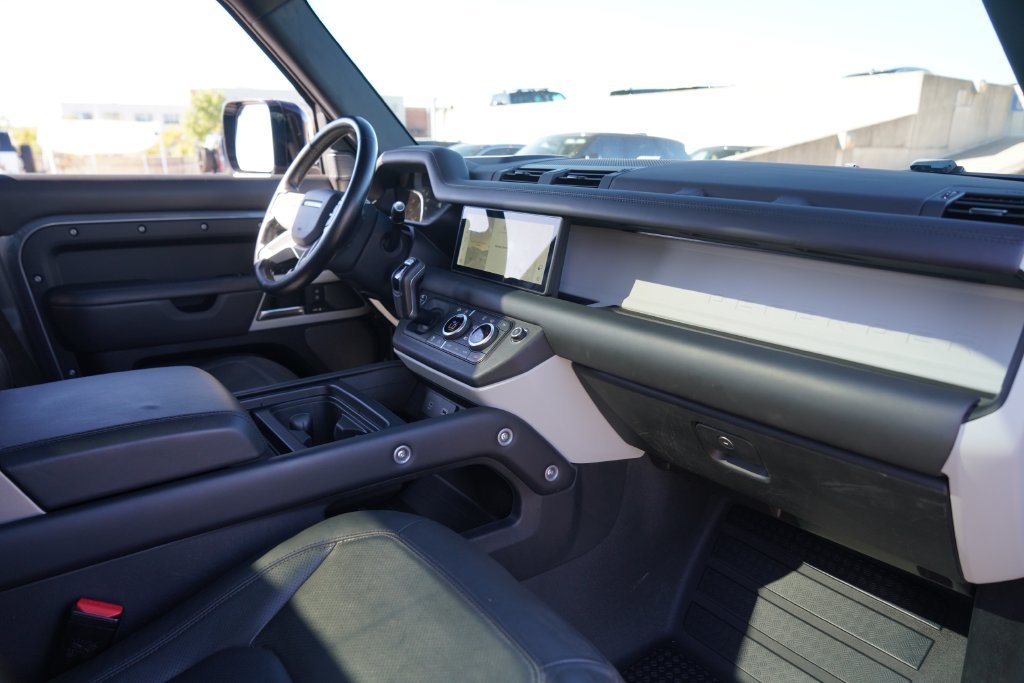 Used 2023  Land Rover S image 23