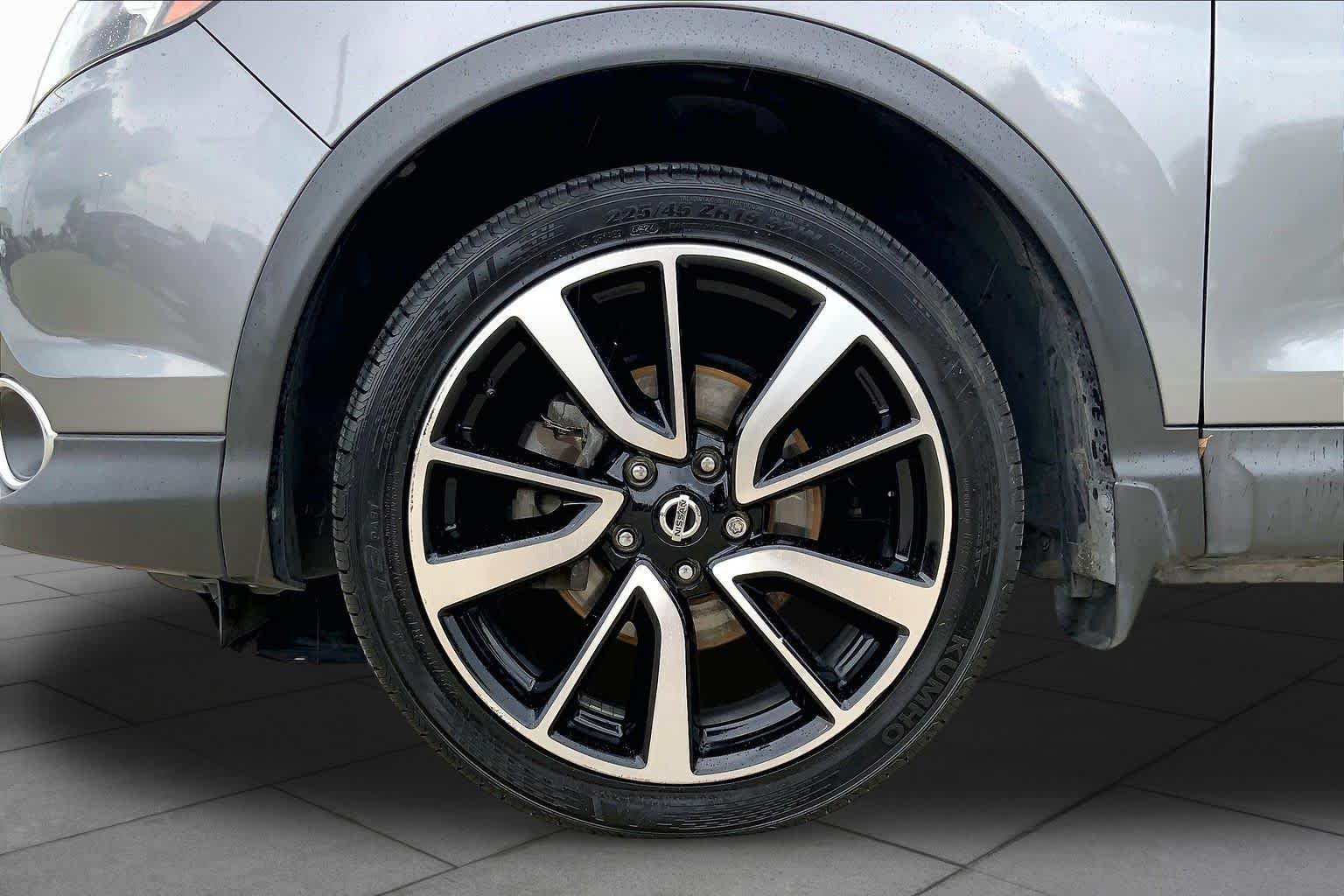 Used 2018 Gun Metallic Nissan SL image 11