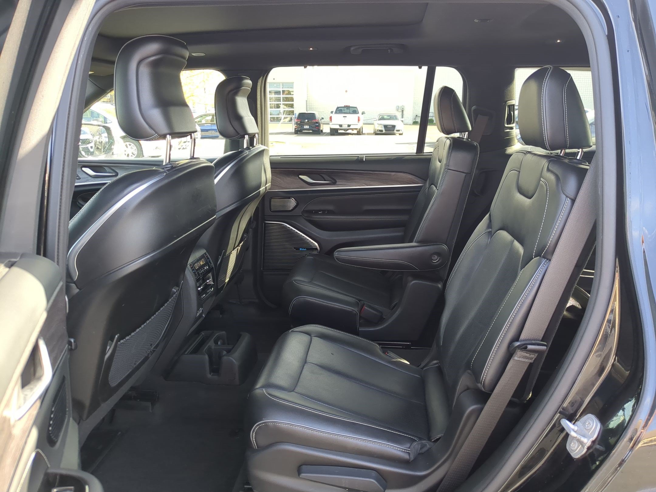 Used 2021 Diamond Black Crystal Pearlcoat Jeep Overland image 28