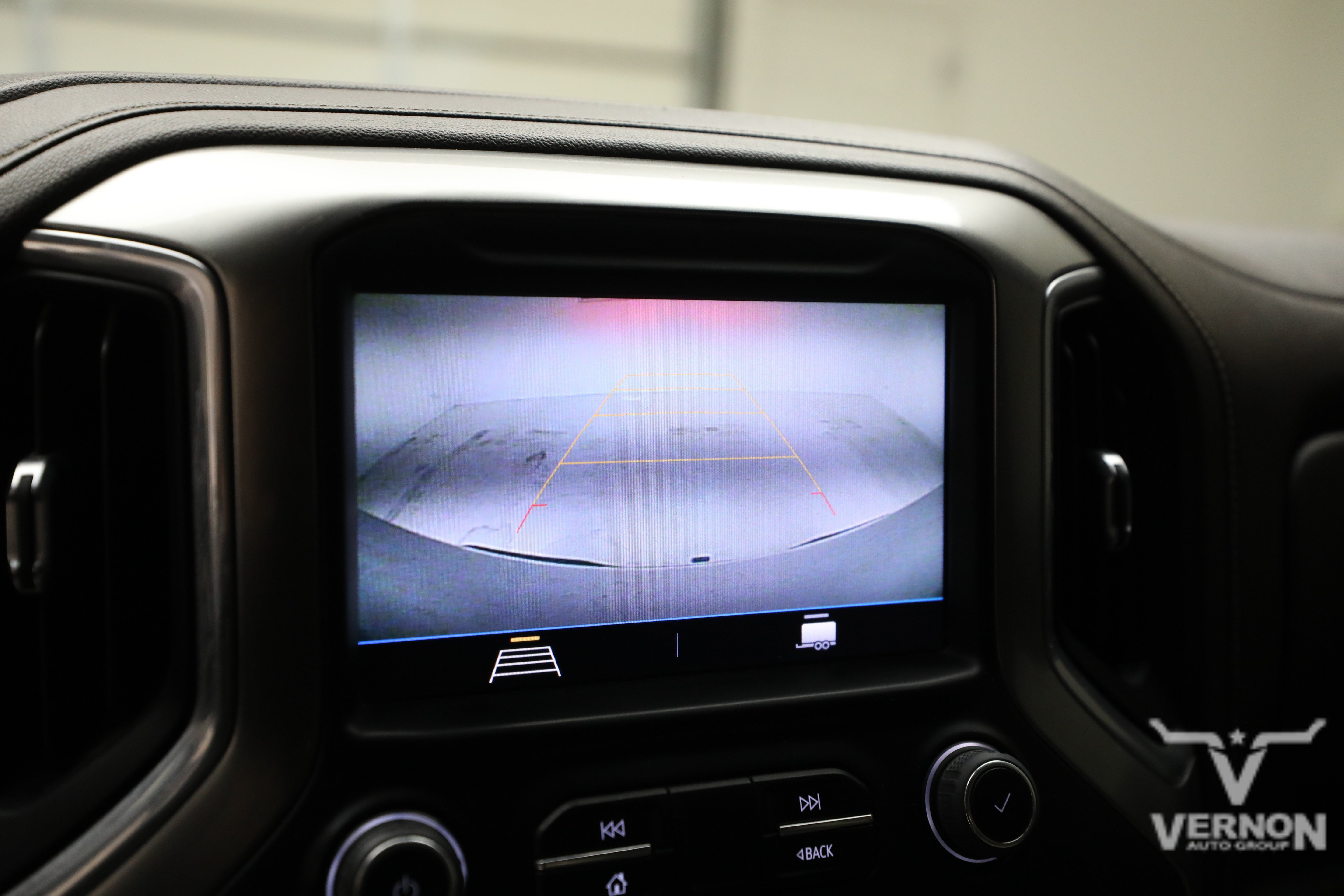 Used 2021 Silver Ice Metallic Chevrolet Y image 28