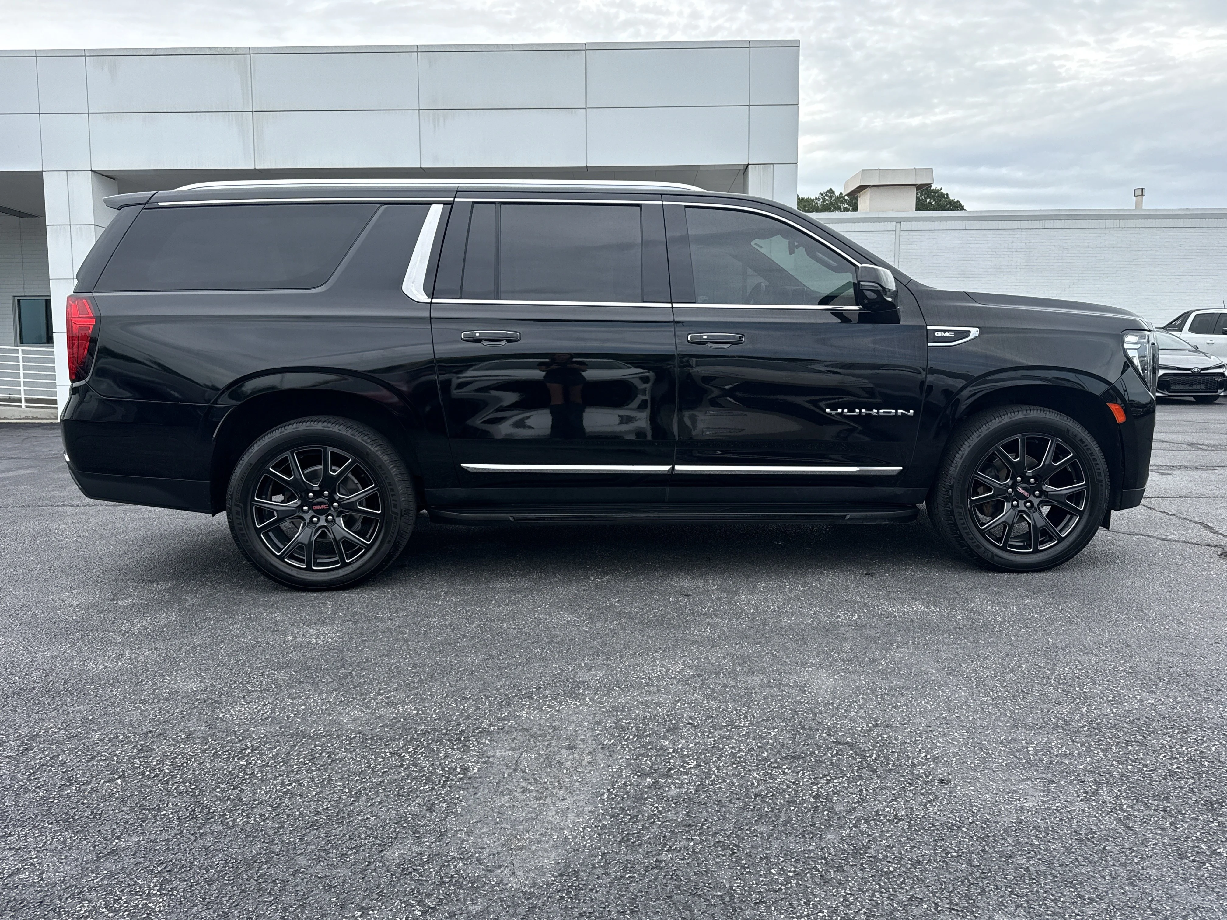 Used 2023 Onyx Black GMC SLT 4WD image 2