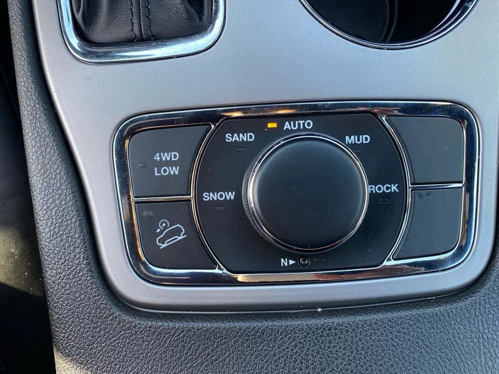 Used 2022 Diamond Black Crystal Pearlcoat Jeep Laredo X image 13
