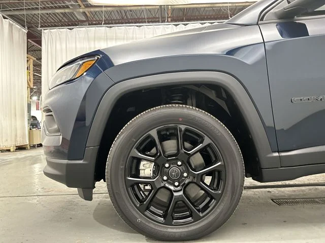 New 2026 Fathom Blue Pearl-Coat Exterior Paint Jeep Latitude image 20