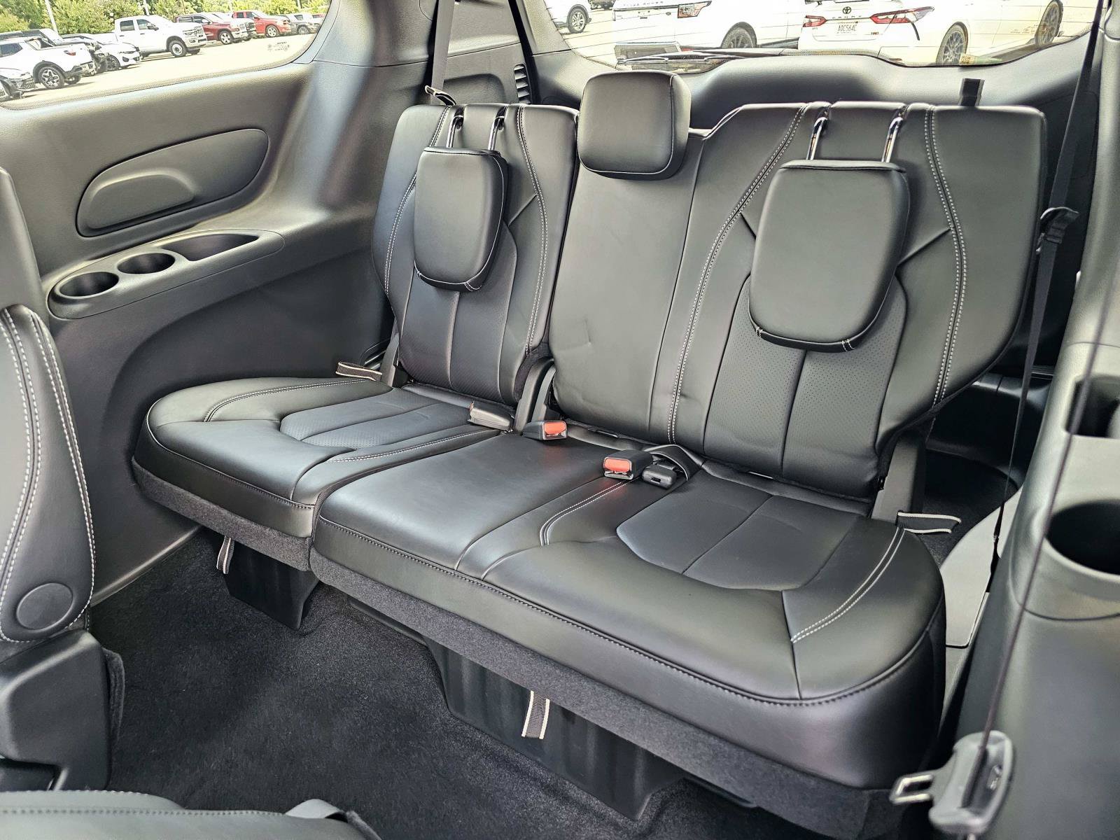 New 2027 Diamond Black Crystal Pearlcoat Chrysler Select image 31
