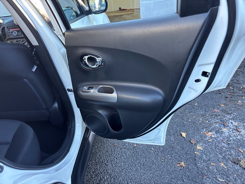 Used 2014 White Nissan S image 23