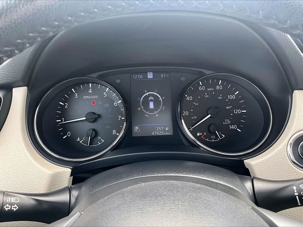 Used 2022 White Nissan SL image 16