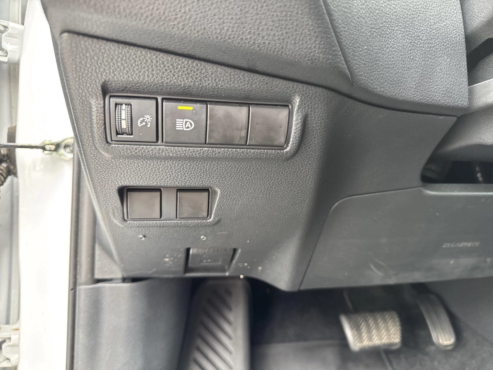 Used 2024 Wind Chill Pearl Toyota LE image 14