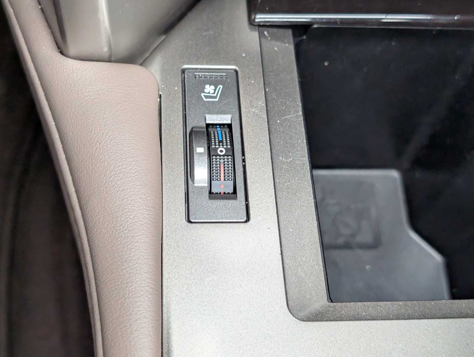 Used 2018 Starfire Pearl Lexus  image 31