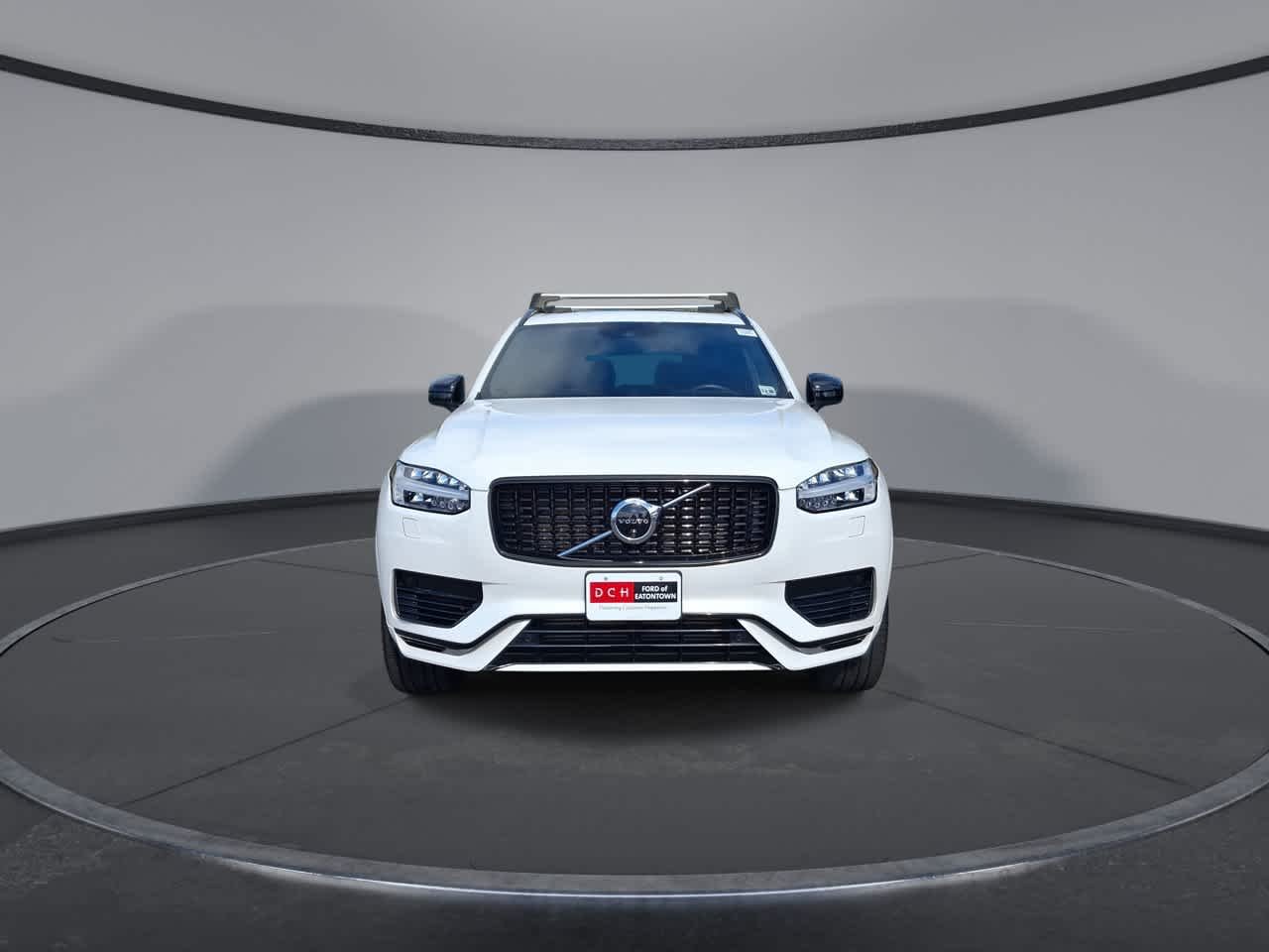 Used 2022 White Volvo R-Design image 3