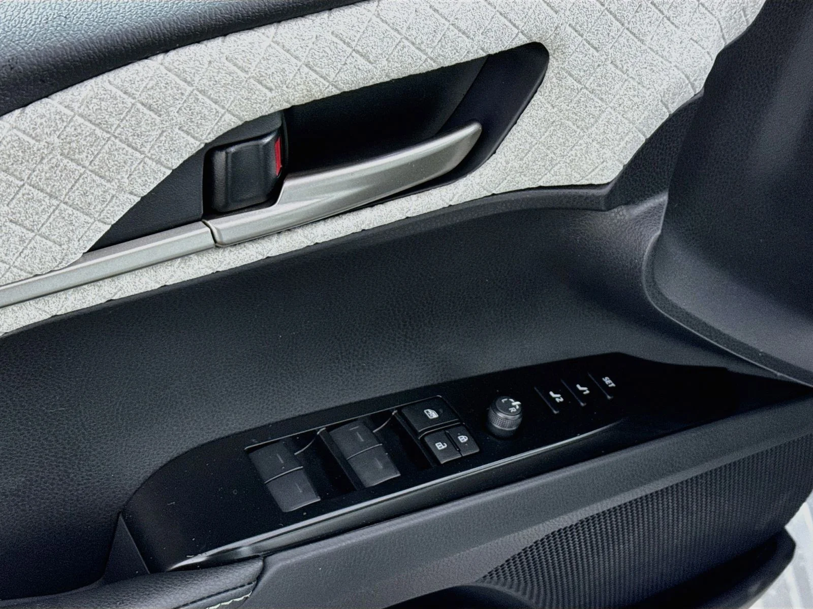 New 2026 Wind Chill Pearl <sup>1</sup> Toyota  XLE AWD image 13