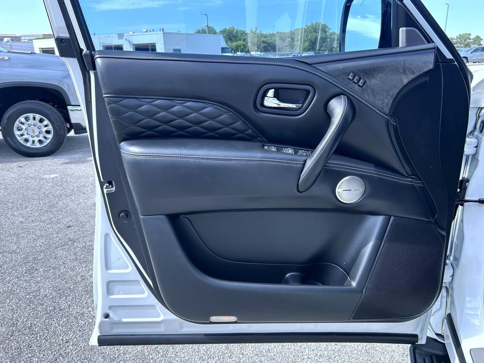Used 2023 White INFINITI Sensory image 9