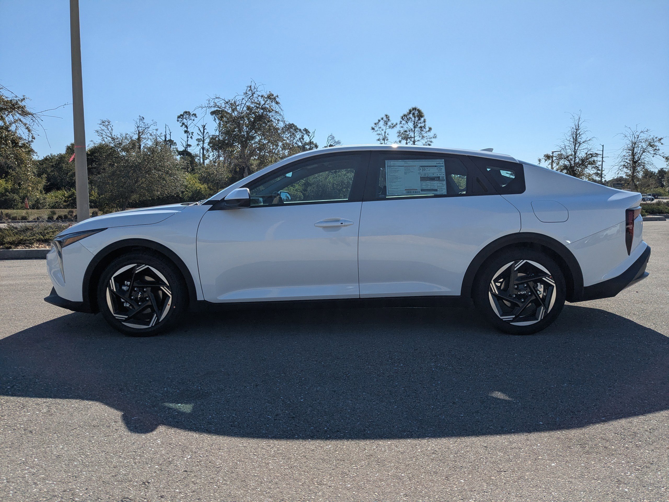 New 2025 Snow White Pearl Kia EX image 8