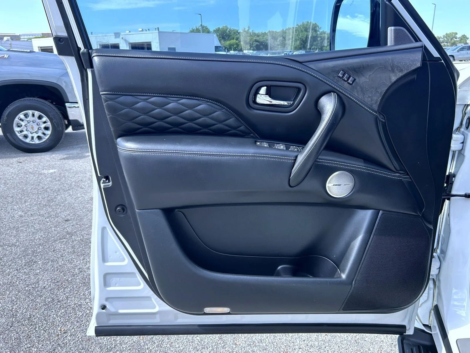 Used 2023 White INFINITI Sensory image 9