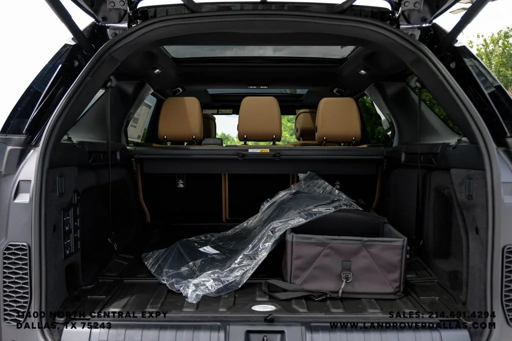 New 2026 Santorini Black Metallic Land Rover Dynamic SE image 43