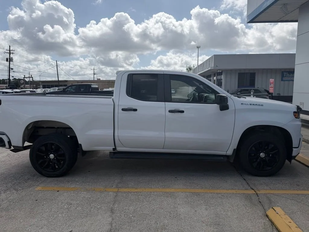Used 2021 SUMMIT WHITE Chevrolet Custom image 14