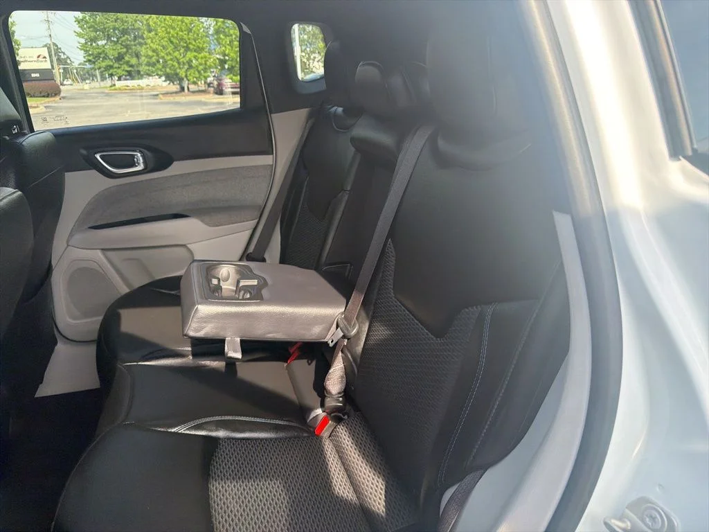 Used 2024 White/off-white Jeep Latitude image 9