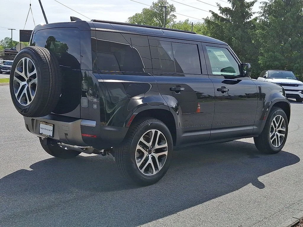 New 2026 Santorini Black Land Rover S image 3