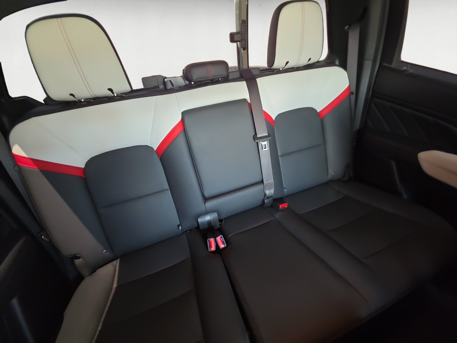 Used 2024 Sterling Metallic GMC 4WD AT4X image 18