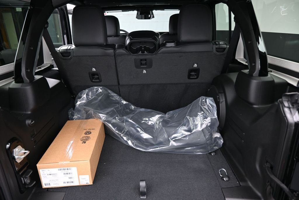 New 2026 Black Clear-Coat Exterior Paint Jeep Sahara image 16