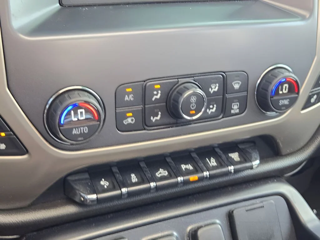 Used 2015 White GMC Denali image 28