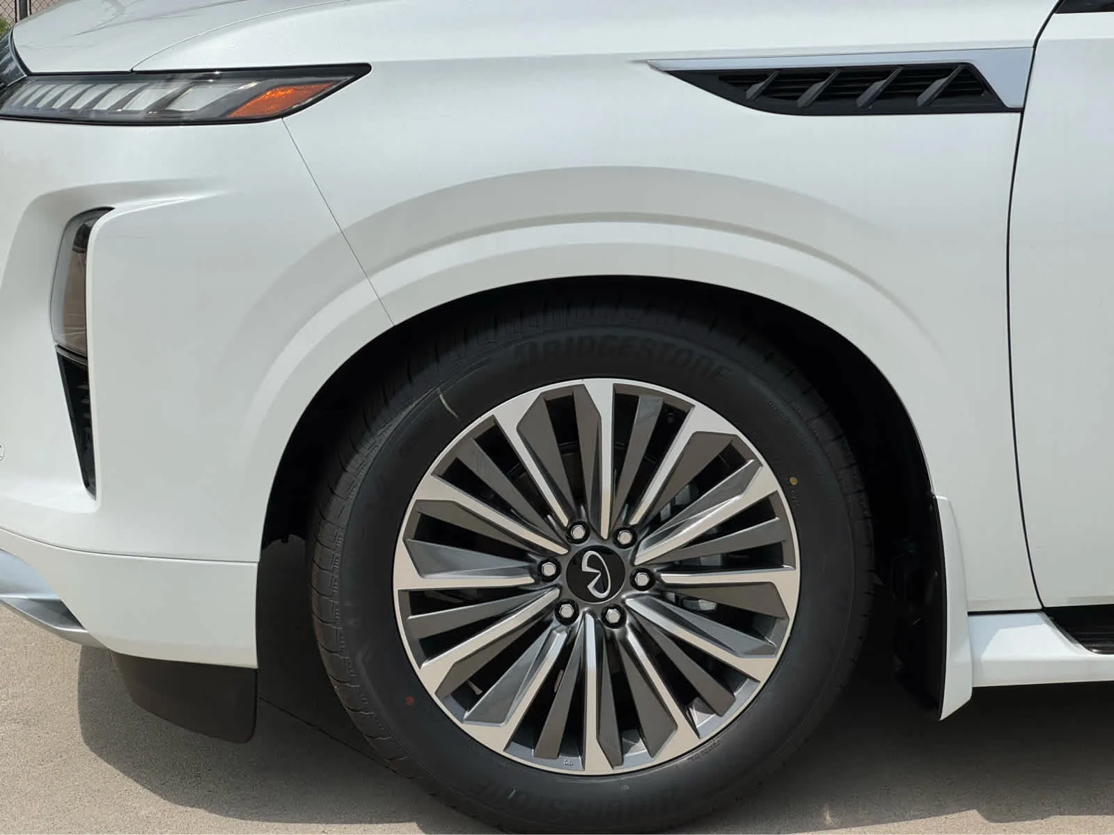 New 2026 RADIANT WHITE INFINITI Luxe 2WD image 6