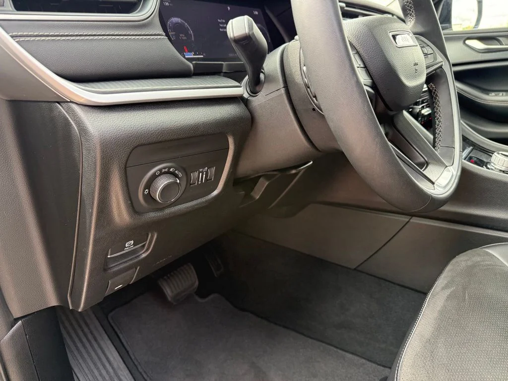 Used 2023 Silver Jeep Altitude image 22