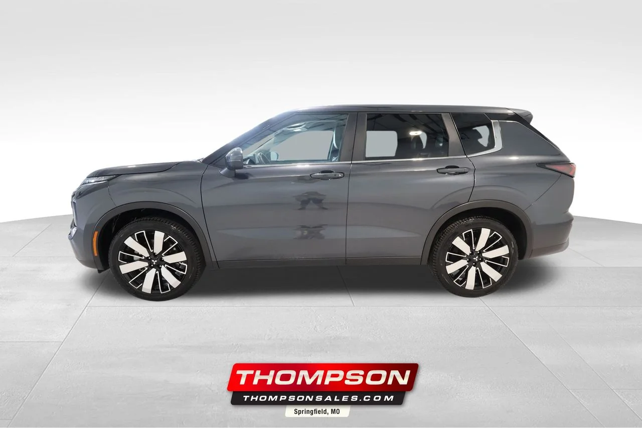 Used 2025 Gray Mitsubishi SE image 1
