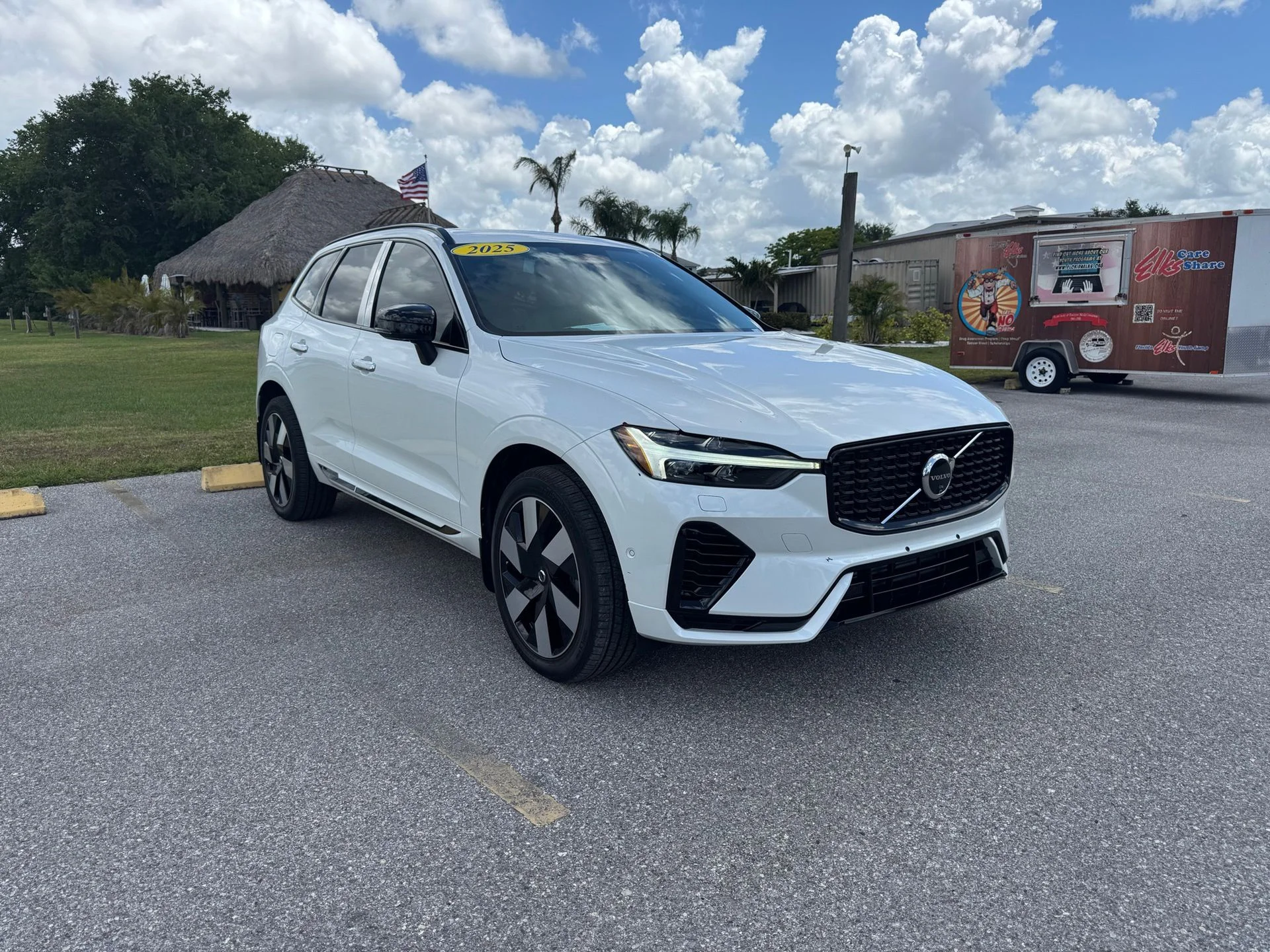 2025 Volvo XC60 T8 Plus Dark AWD's photo