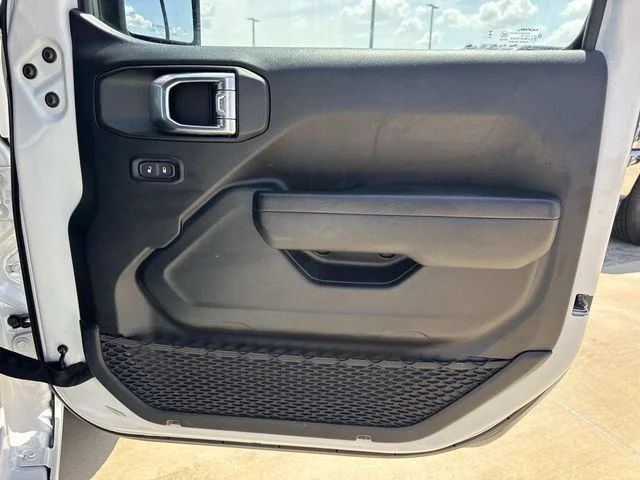 Used 2025 White Jeep Sport S image 18