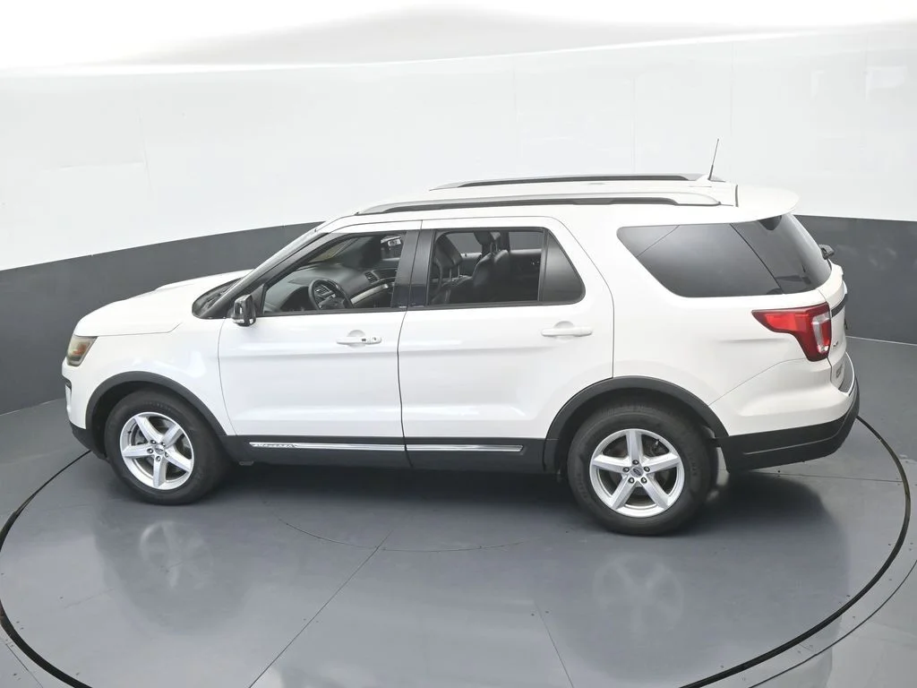 Used 2018 White Platinum Clearcoat Metallic Ford XLT image 50