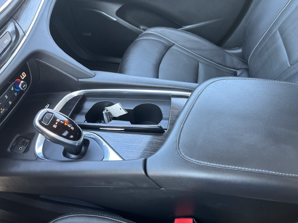 Used 2021 White Buick Avenir image 22