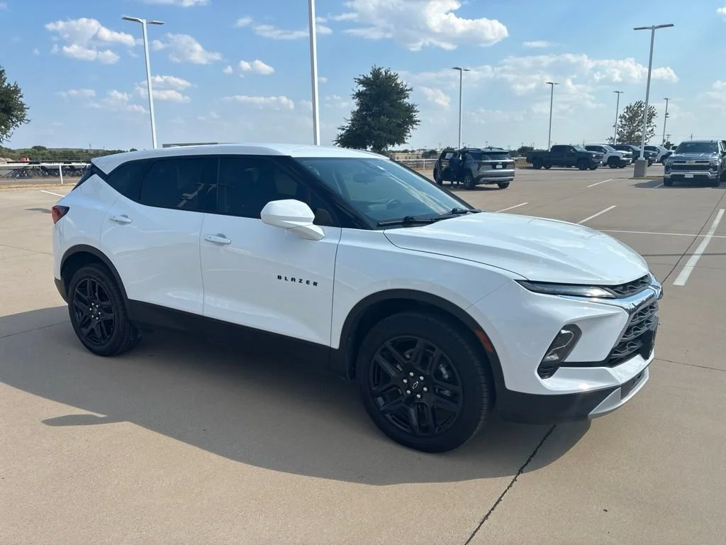 Used 2023 SUMMIT WHITE Chevrolet LT image 5