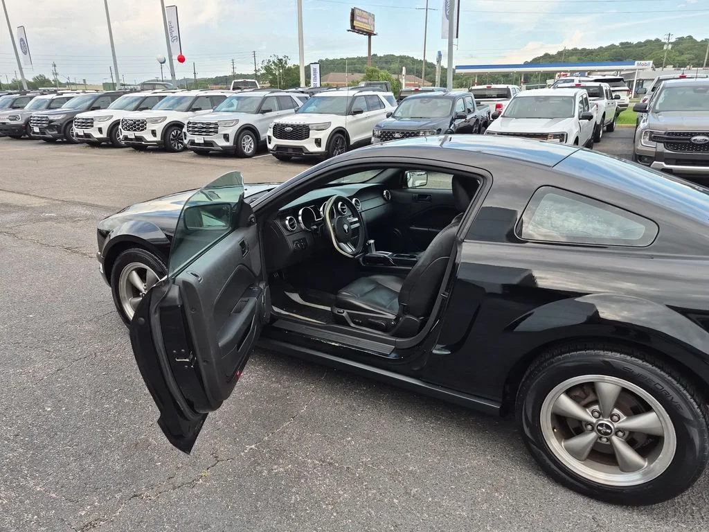 Used 2006 Black Ford V6 image 9