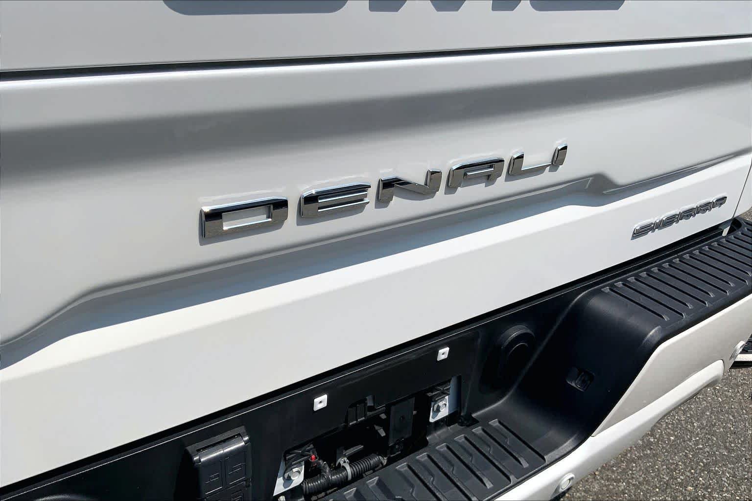 Used 2025 White Frost Tricoat GMC Denali Ultimate image 33