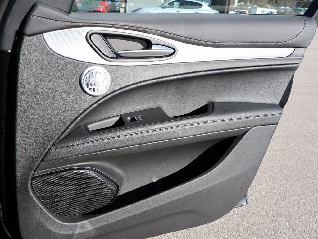 New 2025 Vulcano Black Metallic Alfa Romeo Base image 13
