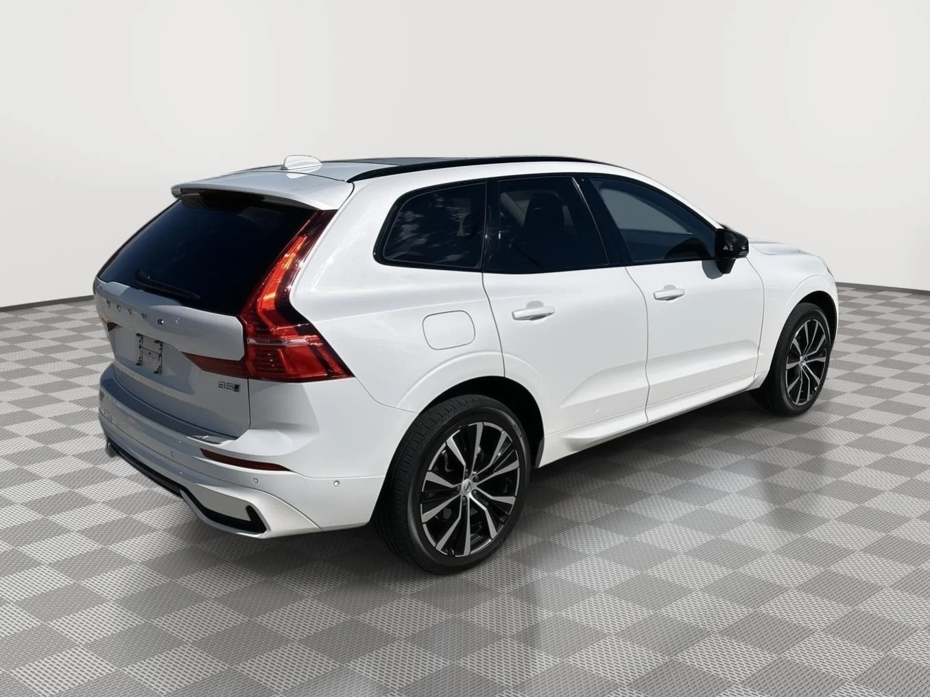 Used 2024  volvo Plus Dark Theme image 3