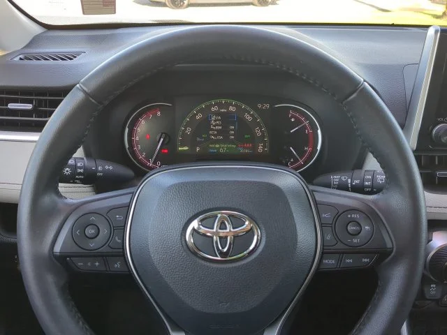 Certified Used 2023  Toyota XLE Premium image 31