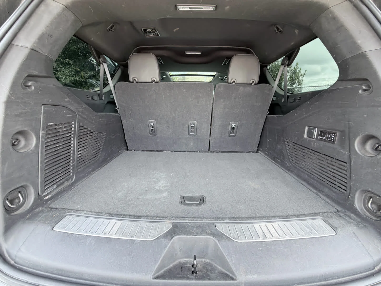 Used 2023 Sterling Metallic GMC AT4 image 37