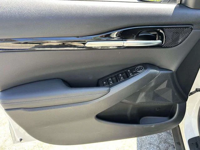 Used 2024 Clear White/Black Roof Kia S image 17
