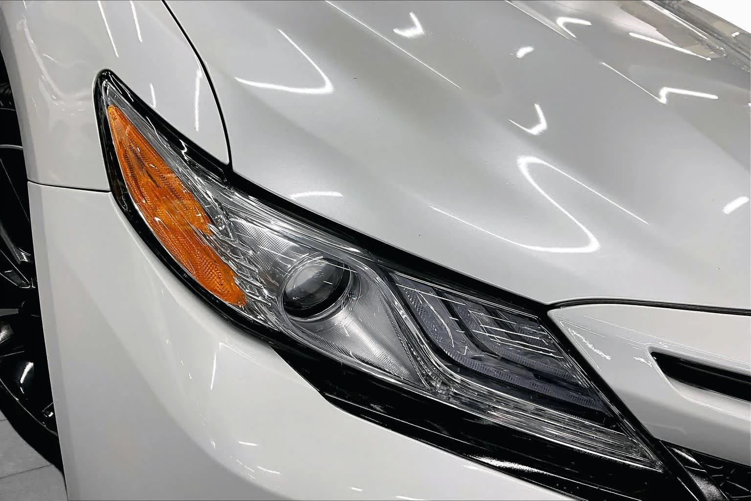 Used 2020 Wind Chill Pearl Toyota XSE image 27