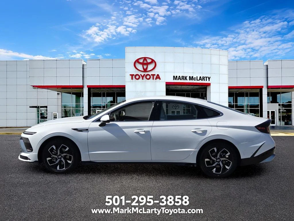 Used 2025 White Hyundai SEL image 2