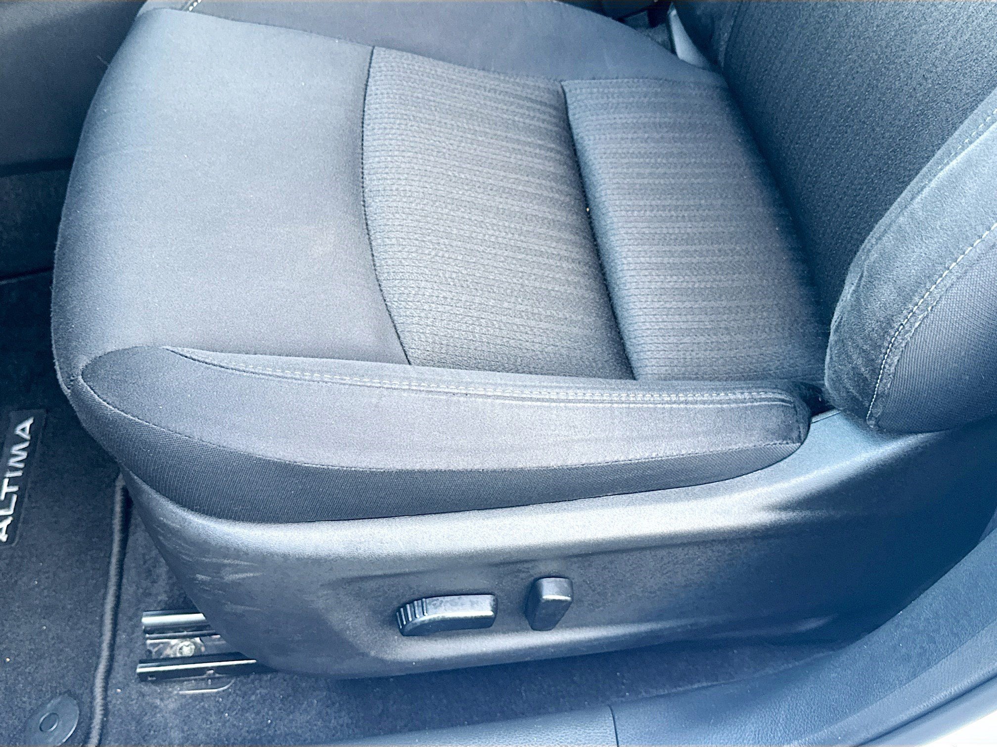 Used 2025 Glacier White Nissan SV image 19