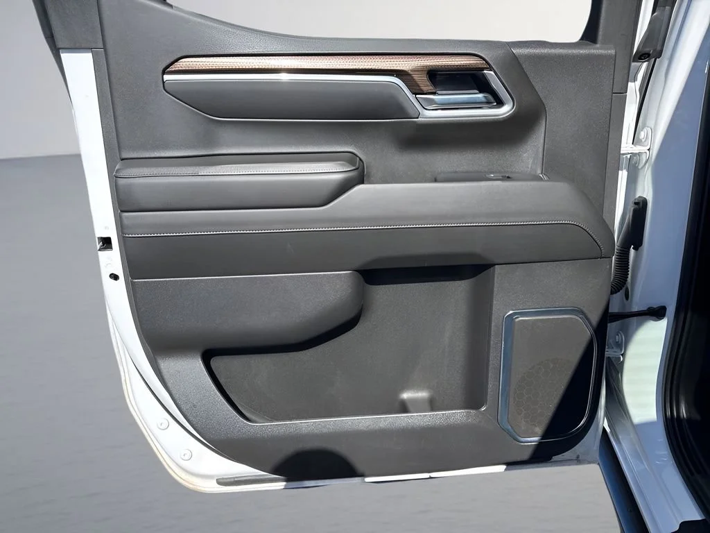 Used 2025 Summit White Chevrolet LT image 28