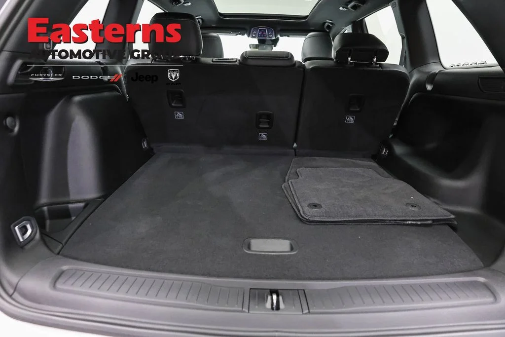 Used 2025 White Jeep Limited image 11