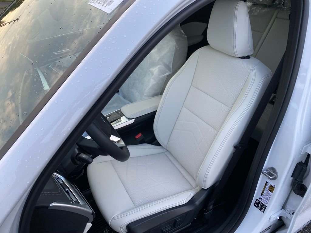 New 2026 Mineral White Metallic BMW xDrive28i image 12