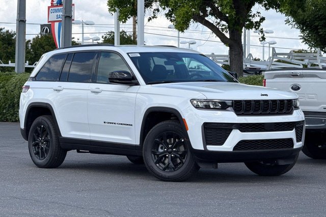 2026 Jeep Grand Cherokee Laredo Altitude