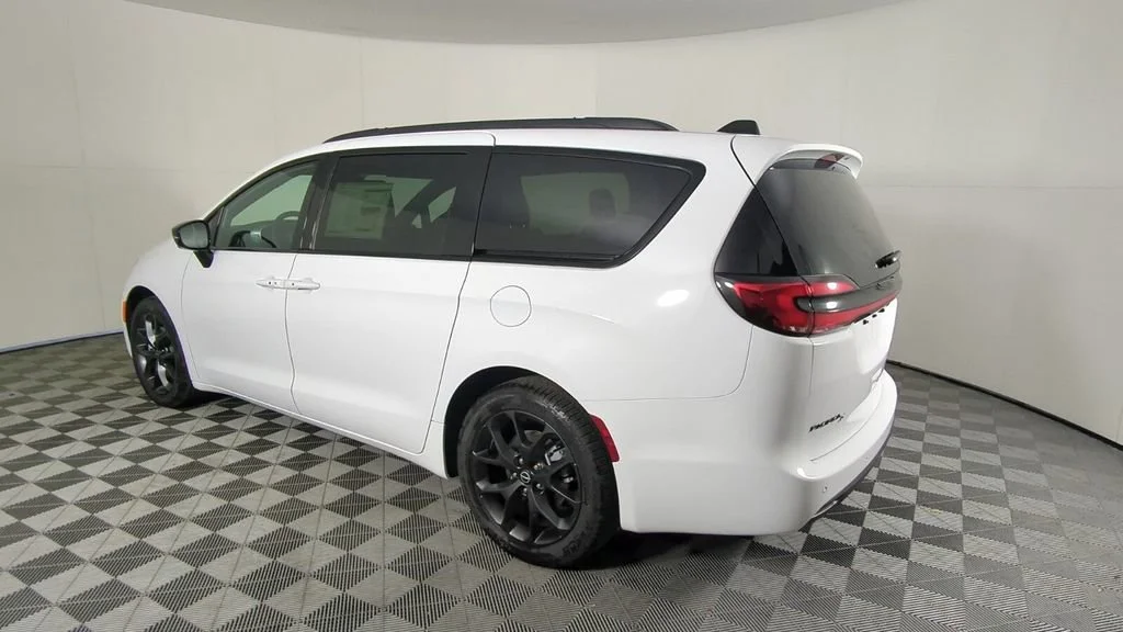 New 2026 Bright White Clear-Coat Exterior Paint Chrysler Select image 7