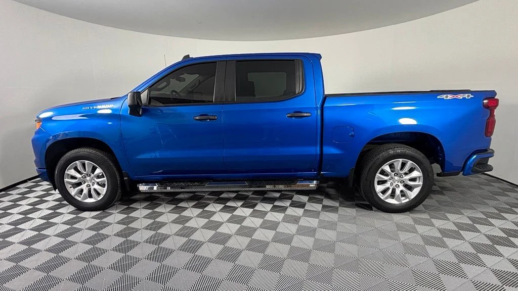 Used 2023 Blue Chevrolet Custom image 5